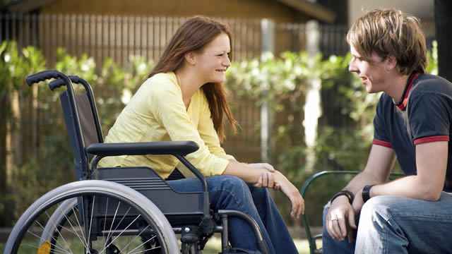 девушка в   инвалидной  коляске  и  парень